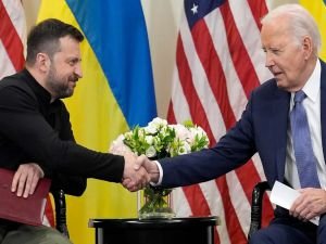 Biden ile Zelenskiy Paris'te bir araya geldi