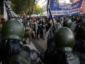 Arjantin'de halk yeniden sokaklara döküldü