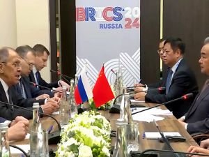 Lavrov ile Wang Yi Rusya'da bir araya geldi