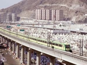 Mukaddes mekanlarda hacılar için tren seferleri başladı