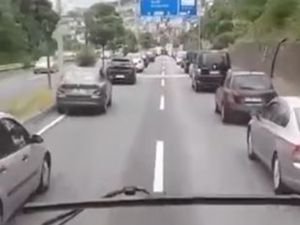 Sağlık Bakanı Koca, itfaiye aracına fermuar yöntemiyle yol verilmesinin önemine işaret etti