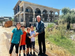 Çocuklardan cami inşaatı için anlamlı bağış