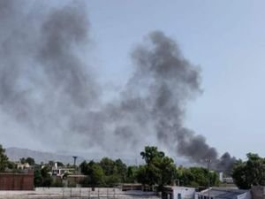 Pakistan'da bombalı araç saldırısı: 8'i asker 17 yaralı