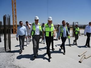 Vali Ekrem Canalp 500 Yataklı Devlet Hastanesi inşaatında incelemelerde bulundu