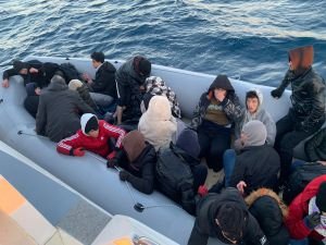 Çanakkale açıklarında 22 düzensiz göçmen kurtarıldı