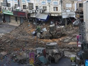 İşgal ordusu Batı Şeria'da aileleri zorla yerinden ediyor, evlerini yıkıyor