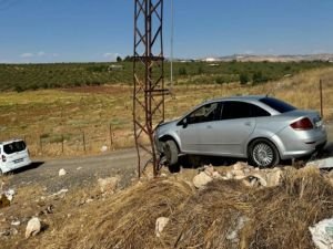 Otomobil elektrik direğine çarptı: Sürücü hafif yaralandı