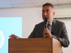 Öğrencilere ilk dersi veren Rektör Demir: Ahlaki değerler doğrultusunda hareket edin