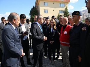 Malatya Valisi Yavuz, deprem nedeniyle başlatılan saha taramalarını inceledi