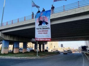 Şanlıurfa'da köprülü kavşağa Şehid Yahya Sinvar posteri asıldı