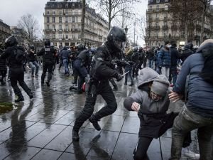 Fransa'da polis şiddetine karşı protestolar devam ediyor