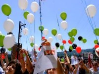 Bursalı öğrenciler, Filistinli kardeşleri için karnelerini gökyüzüne uçurdu