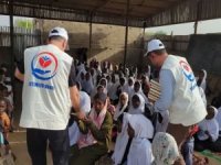 Yetimler Vakfı Çad'da medrese öğrencilerine Kur'an-ı Kerim hediye etti