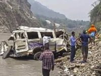 Hindistan'da otobüs uçuruma düştü: 12 ölü