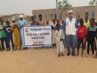Yetimler Vakfı Afrika'da hafızlık öğrencilerine Kur'an hediye etti