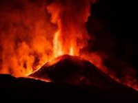 Etna Yanardağı yeniden faaliyete geçti