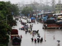 Hindistan'da aşırı yağışlar sele yol açtı