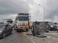 Freni boşalan tır, araçların arasına daldı: 17 yaralı