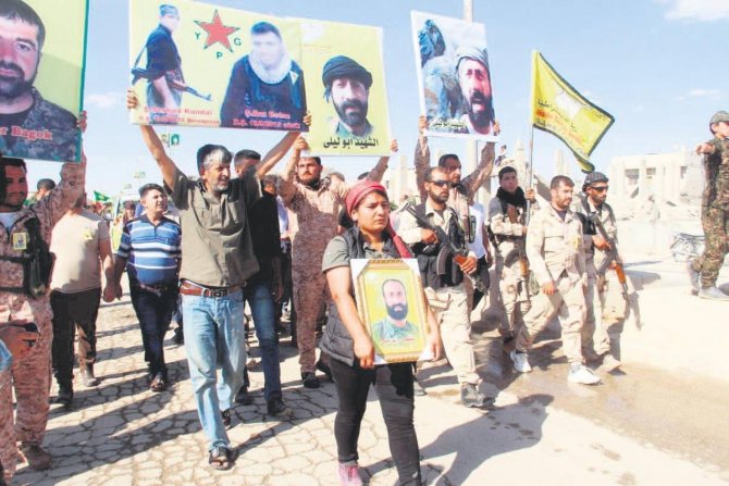 abd-askerleri-ypg’nin-armasini-takti.jpg