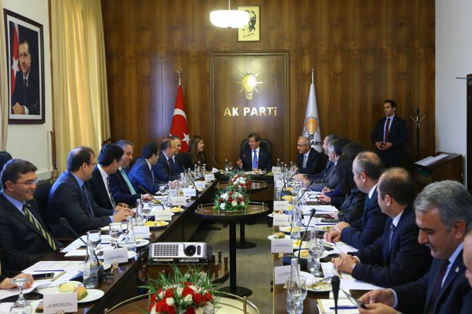 basbakan-ahmet-davutoglu,-ak-parti-grup-yonetimi-ile-gorustu.jpg