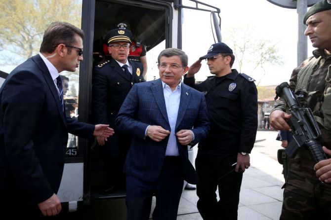 basbakan-davutoglu,-telsizden-polislerin-bayramini-kutladi.jpg