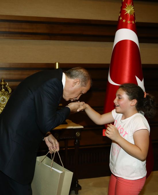 cumhurbaskani-erdogan-cocuklarla-bir-araya-geldi-001.jpg