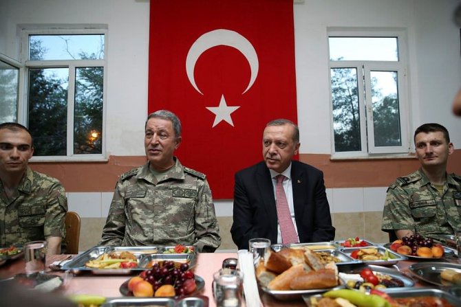 cumhurbaskani-erdogan-mehmetciklerle-beraber-yemek-yedi-002.jpg