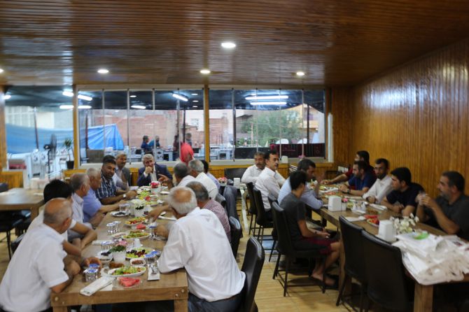 huda-par-iftarda-muhtarlarla-bir-araya-geldi.jpg