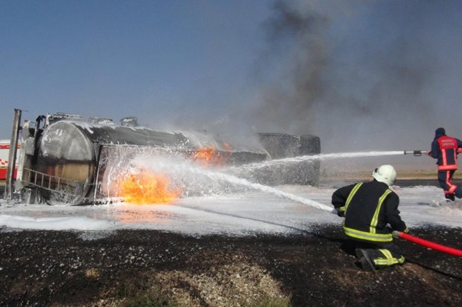 nusaybin-karayolunda-benzin-yuklu-tanker-alev-aldi.jpg